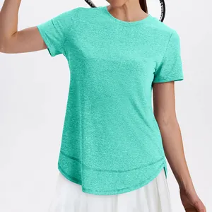 Stijlvolle groenblauwe sport-T-shirt voor dames met korte mouwen en ronde zoom op model.