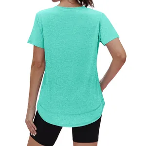 Achteraanzicht van een turquoise casual dames t-shirt met korte mouwen en ronde zoom
