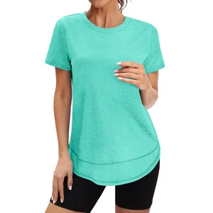 Detail van de zachte textuur en de ronde zoom van het turquoise losse T-shirt voor dames