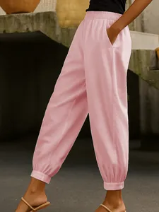 Vista dettagliata dei pantaloni in cotone e lino rosa con tasche laterali e vita elastica