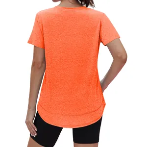 Achteraanzicht van een modieus los oranje dames T-shirt met korte mouwen en ronde zoom