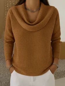 Détail du tissu en maille gaufrée sur un haut à manches longues et col bénitier pour femme