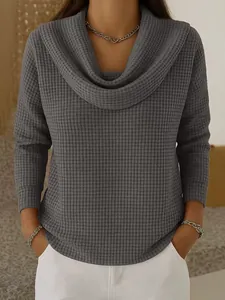 Gros plan sur la texture gaufrée et le col bénitier de ce haut décontracté gris