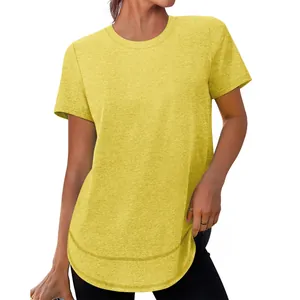 Gedetailleerd zicht op een geel losvallend casual T-shirt met een stijlvolle ronde zoom.