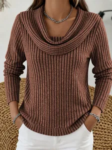 Détail d'un pull en maille côtelée marron pour femme avec col bénitier élégant