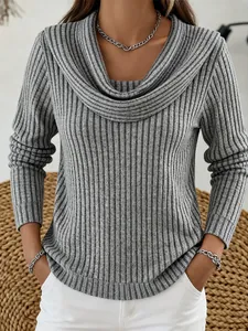 Gros plan d'un haut en tricot côtelé gris pour femme avec un col bénitier élégant et fluide.