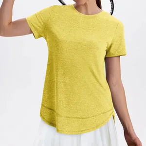 Detailweergave van een geel getextureerd sport-T-shirt dat de zachte stofkwaliteit laat zien