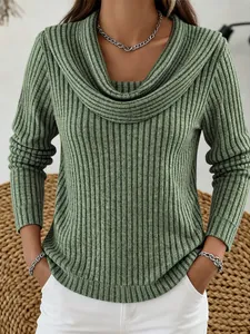 Détail d'un pull en maille côtelée vert sauge pour femme avec col bénitier élégant
