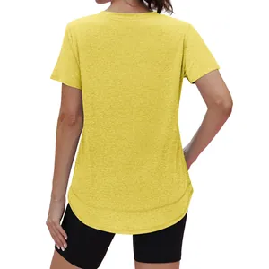 Gedetailleerd achteraanzicht van een los geel T-shirt met korte mouwen en ronde zoom