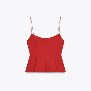 Top caraco rouge élégant à fines bretelles avec ourlet péplum et décolleté droit.