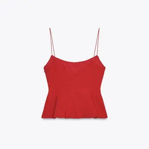 Vue détaillée d'un caraco rouge uni élégant avec de fines bretelles de style spaghetti