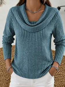 Vue détaillée du col bénitier et de la texture côtelée bleue sur ce pull en maille décontracté