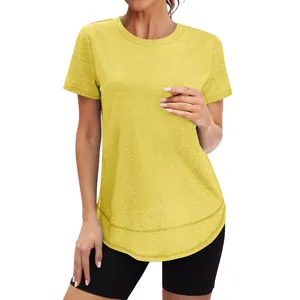 Detail van loszittend geel dames-T-shirt met een klassieke ronde hals