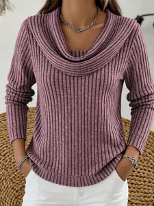Détails de la texture côtelée et du col bénitier élégant sur ce pull en maille mauve