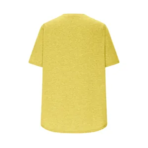 Achteraanzicht van een geel casual loszittend T-shirt met korte mouwen en ronde hals