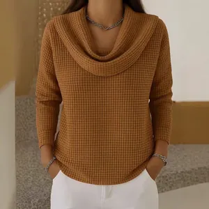 Haut décontracté en maille gaufrée pour femme couleur gingembre avec col bénitier élégant.