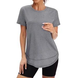 Detail van de textuur van het grijze casual losse T-shirt met ronde hals voor dames.
