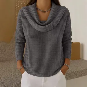 Haut élégant à manches longues en tricot gaufré gris avec coupe ample et col bénitier chic