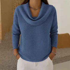 Haut décontracté à manches longues en maille gaufrée bleue avec col bénitier élégant.