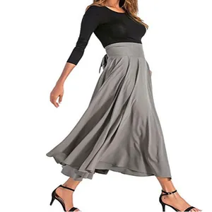 Détail de la jupe longue grise à taille haute avec une silhouette fluide élégante