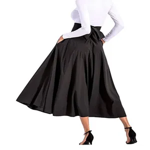 Vue arrière détaillée d'une élégante jupe trapèze noire à taille haute avec nœud