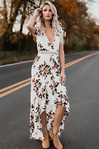 Robe longue fleurie bohème à col en V et ourlet asymétrique élégant en queue de pie