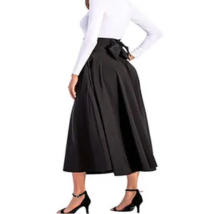 Vue arrière d'une jupe midi noire en ligne A avec un nœud élégant à la taille.