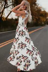 Vue dos d'une robe longue fleurie sans manches avec détails en dentelle au crochet