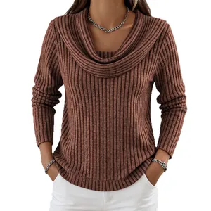 Maglione in maglia a coste marrone da donna con scollo a cappuccio ampio.