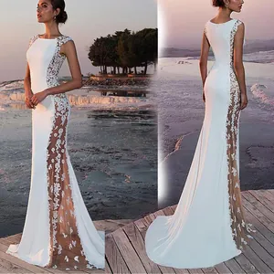 Vista frontale e posteriore di un elegante abito da sera bianco lungo con pizzo laterale.