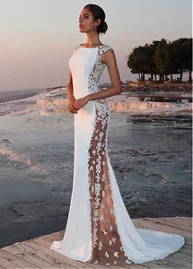 Elegante abito da sera bianco in pizzo con audaci ritagli laterali per le vacanze