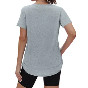 Achteraanzicht van casual grijs dames-T-shirt met details van de ronde zoomlijn