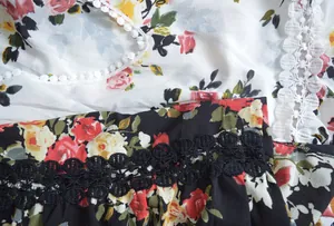 Gros plan du tissu imprimé floral et de la dentelle délicate sur une robe sans manches asymétrique