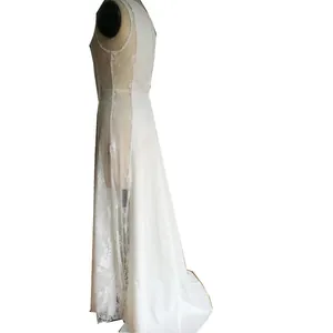 Dettaglio laterale dell'abito da sera lungo in pizzo bianco con design traforato