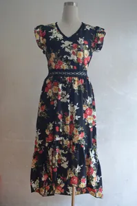 Robe imprimée à fleurs sans manches col V avec ourlet asymétrique queue de pie