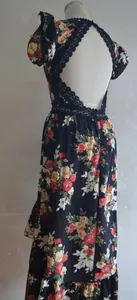 Élégante robe longue fleurie dos nu avec bordure en dentelle et ourlet asymétrique
