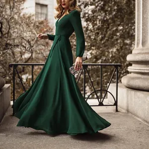 Elegante vestido largo verde esmeralda con cuello en V, manga larga y cinturón lazo
