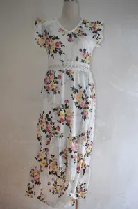 Robe longue florale élégante avec col en V et ourlet asymétrique style queue d'aronde pour femme
