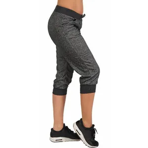 Detailansicht der grauen 7/8-Damen-Jogginghose mit elastischen Bündchen an den Beinen