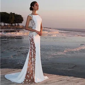 Elegante abito da sera bianco a sirena con inserti in pizzo e dettagli traforati laterali