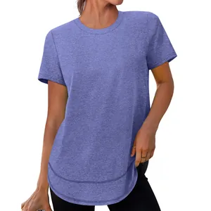 Detailopname van een casual paars dames T-shirt met ronde hals en een ronde zoomlijn.