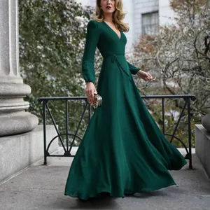 Detalle de un elegante vestido largo cruzado verde esmeralda con cuello en V para mujer