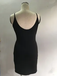 Vue arrière d'une robe moulante noire sexy à bretelles sur un mannequin de studio professionnel