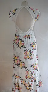 Vue détaillée du dos d'une robe fleurie avec une découpe en dentelle au crochet blanc