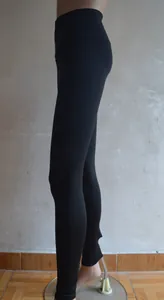 Vue latérale d'un legging de yoga noir à taille haute montrant la coupe et l'élasticité.