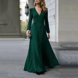Detalle de vestido largo cruzado verde esmeralda con cuello en V y manga larga elegante
