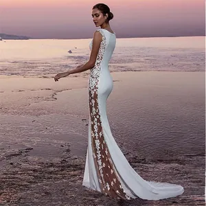 Elegante abito da sera a sirena bianco con patchwork di pizzo e dettagli traforati laterali