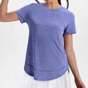 Detailopname van paars gemêleerd dames T-shirt met korte mouwen en een ronde zoom