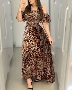Détail d'une robe longue léopard élégante avec col bardot et grand motif papillon imprimé