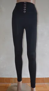 Détail frontal de leggings de yoga noirs à taille haute avec agrafes